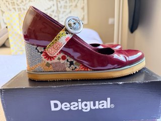 Vestido kimono y zapatos de cuña Desigual