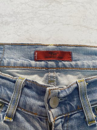 Vaqueros Levi's "Eve" Square-Cut Straight