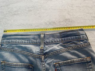 Vaqueros Levi's "Eve" Square-Cut Straight