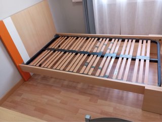 Cama de madera con cabecero naranja