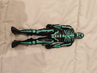 Figura Skull Trooper Brillo Verde. Fornite