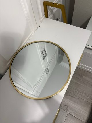 Tocador blanco y dorado con espejo