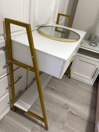 Tocador blanco y dorado con espejo