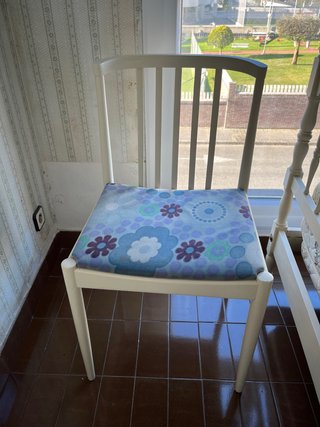 Silla blanca con asiento floral