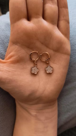 3x15€.Pendientes flor con baño de oro rosa
