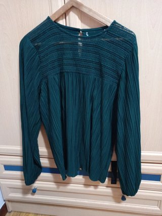 Camisa verde plisada con detalles de encaje