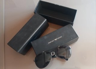 Gafas sol Emporio Armani negras montura metálica.