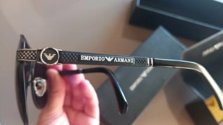 Gafas sol Emporio Armani negras montura metálica.