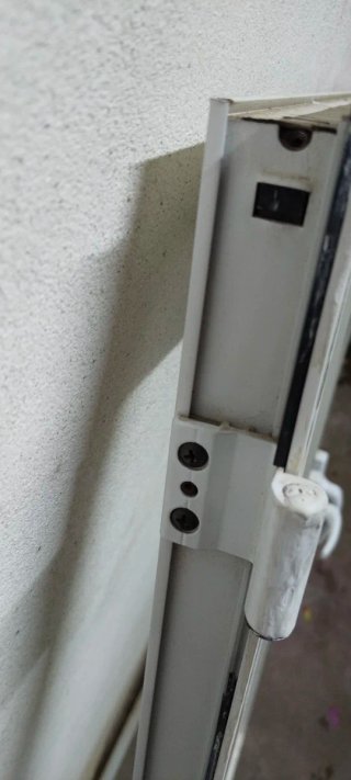 Ventana de aluminio blanca