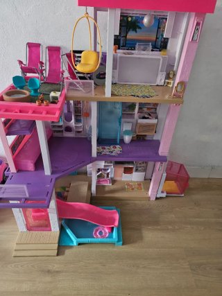Casa Barbie con piscina y tobogán