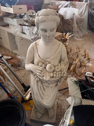 Estatua de piedra mujer con cesta de frutas