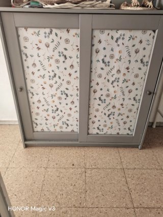 Alacena gris con puertas correderas de cristal