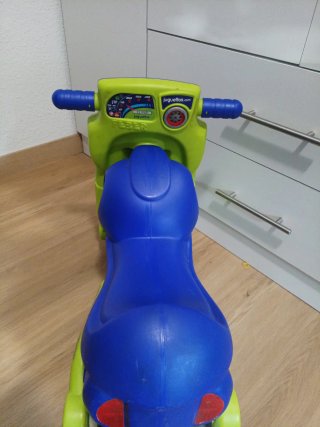 Moto correpasillos Juguettos azul y verde