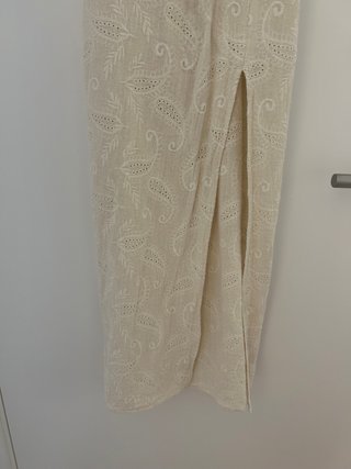 Vestido midi Zara bordado abertura lateral blanco