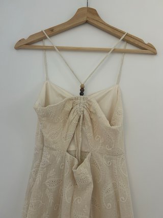 Vestido midi Zara bordado abertura lateral blanco