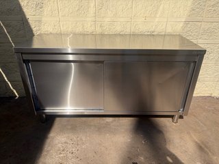 Mesa de trabajo inox 1.6m puertas correderas