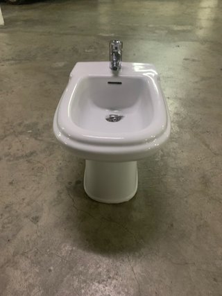 Bidé blanco de cerámica con grifo, coñor blanco.