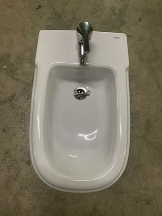 Bidé blanco de cerámica con grifo, coñor blanco.