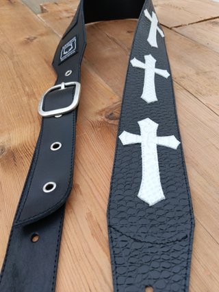 Correa de guitarra de cuero con cruces