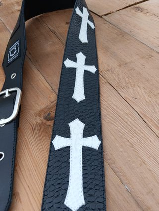 Correa de guitarra de cuero con cruces