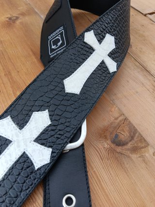 Correa de guitarra de cuero con cruces