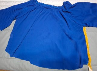 Blusa azul plisada escote elástico