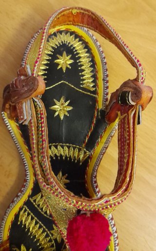 Sandali etnici artigianali ricamati oro