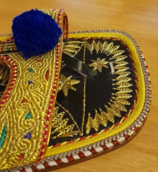 Sandali etnici artigianali ricamati oro