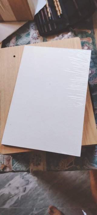 Maletín de madera y lienzos