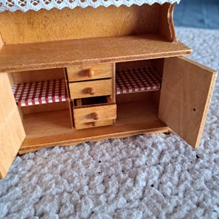 Mobile o armadietto in miniatura in legno