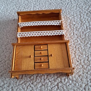 Mobile o armadietto in miniatura in legno
