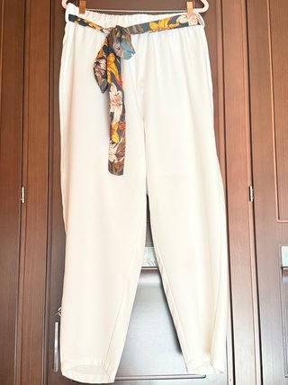Pantalón tobillero blanco con cinturón estampado