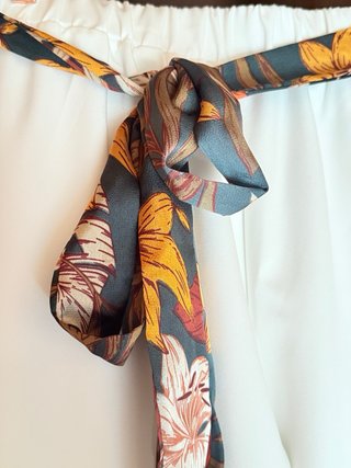 Pantalón tobillero blanco con cinturón estampado