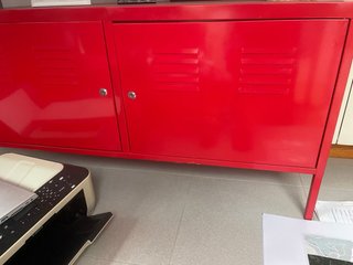 Muebles de oficina metálicos rojos