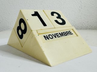Calendario Perpetuo Cubos Blanco Vintage