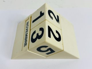 Calendario Perpetuo Cubos Blanco Vintage