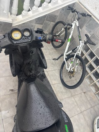 Yamaha Aerox Negra y Verde
