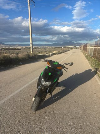 Yamaha Aerox Negra y Verde
