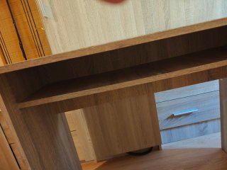 Escritorio de madera con cajonera