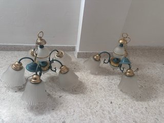 Lámpara de techo dorada y verde