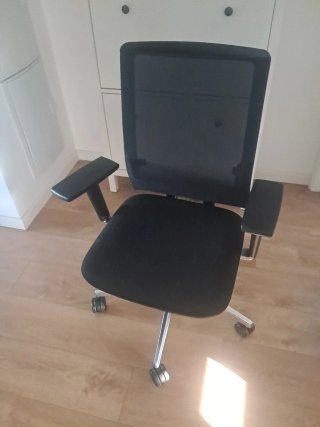 Silla de oficina negra y plateada
