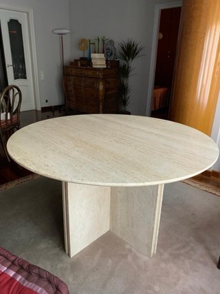 Mesa redonda de mármol beige