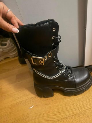 Botas negras con cadena y tacón