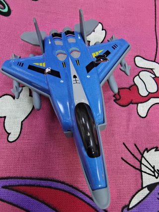 Avión de juguete azul