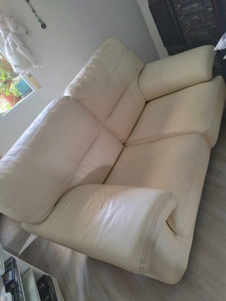 Sofá de 2 plazas en piel beige