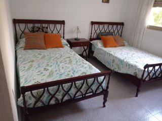 2 Camas de madera de 105 y mesita de noche