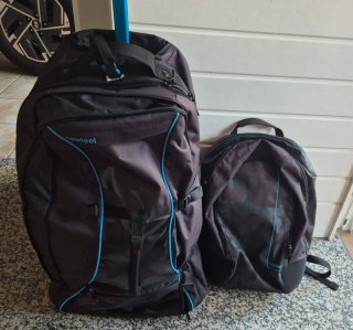 Maleta trolley Newfeel 90L negra y azul