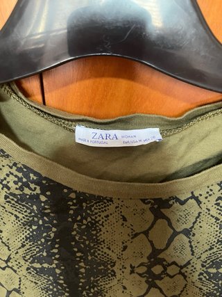 Camiseta Zara Estampado Serpiente Talla M