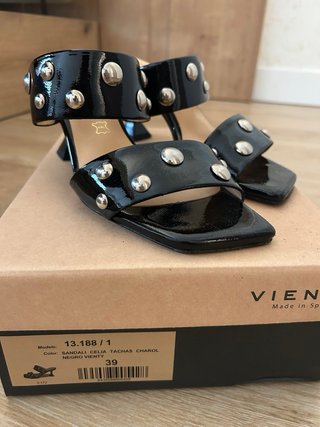Sandalias tacón negras con tachuelas