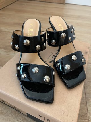 Sandalias tacón negras con tachuelas